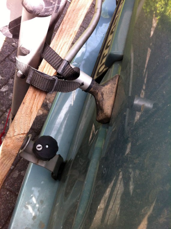 Beulen sind auf Fotos immer schwierig. Diese beeinträchtigt die Funktion unseres Fahrradträgers, auf dem wir die Toolbox befestigen. Den Träger hatte ich auf Tour mit der Dachlatte so verzurrt, dass er auch auf üblen Strecken noch hält.