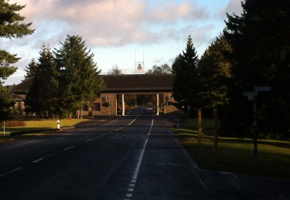 „Hierr mösste man mehrr mit Säulen machen!“ Die Säulen im Eingangsportal wurden von Hitler persönlich verfügt. Den Erbauern waren sie so peinlich, dass sie auf späteren Abbildungen nie abgebildet wurden. 