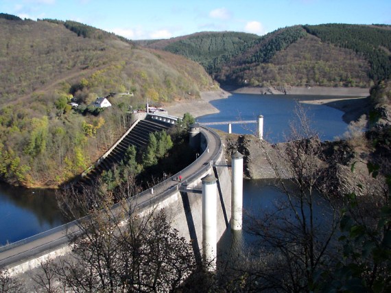 Blick auf die Urfttalsperrmauer