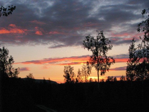 In Mittelschweden wird es nicht mehr dunkel, die Sonne geht aber noch unter.