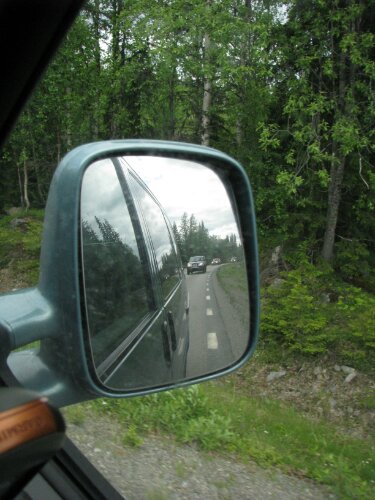 Wir reisen zu Viert in zwei Autos. 