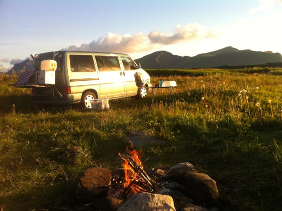 Einfach nur ein geniales Bullibild aus Norwegen (bei Flakstad, Lofoten)