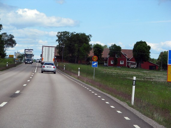 Freundlicherweise werden feste Blitzer in Skandinavien mit Schildern angekündigt. Etwas dichterer Verkehr bei Karlstad.