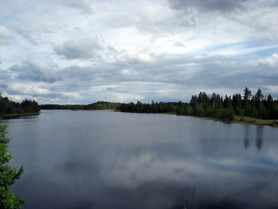 Einer der zahllosen Seen entlang der E45.