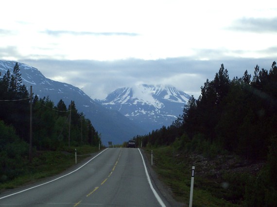 Gewaltige Berge erheben sich vor uns.