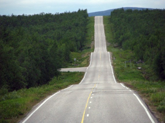 Die finnische Landstraße ist etwas buckelig.