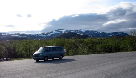 Parkplatz an der Grenze. Im Hintergrund die Fjordberge.