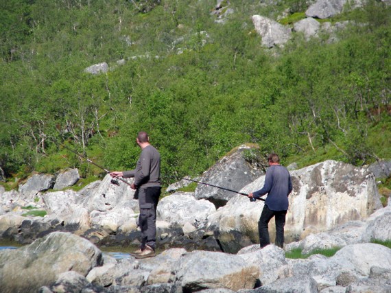 Erster Angelversuch. Leider versenken wir im krautigen Ufer deutlich zu viele Köder.