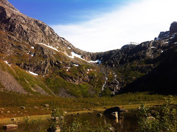 Der Wasserfall hinter dem Camp