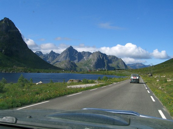 Hinter Leknes geht es dem schönsten Teil der Lofoten entgegen.