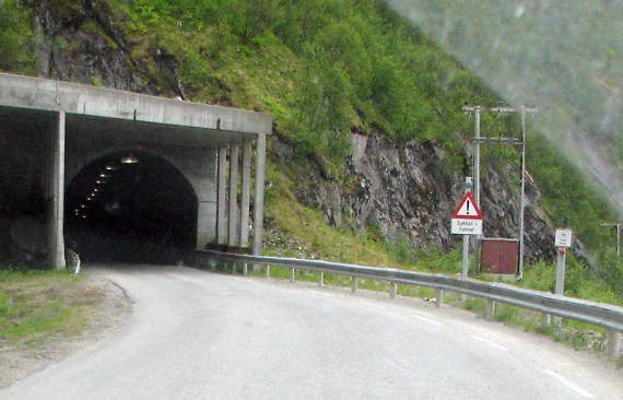Interessante Einrichtung bei den engen Tunneln auf Senja: Radfahrer können den roten Knopf rechts unten drücken. Dann blinkt das Licht am Warnschild und jeder weiss, dass im Tunnel jemand radelt. Am Ende des Tunnels ist ein zweiter Knopf, mit dem man das Licht wieder aus machen kann. 