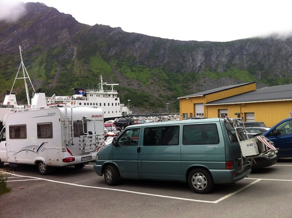 In der Schlange am Anleger auf Senja.