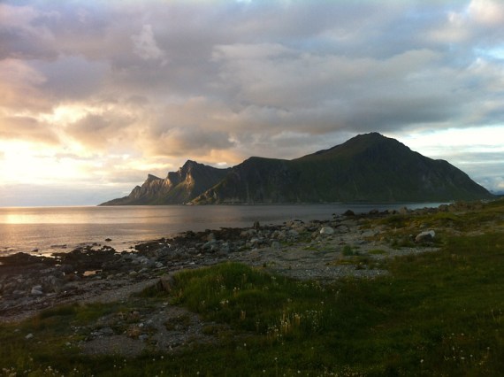 Die Berge vorm Camp, ungefähr um 23 Uhr.