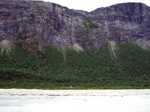 Das Camp vom Strand aus gesehen. Da unten ganz klein. 