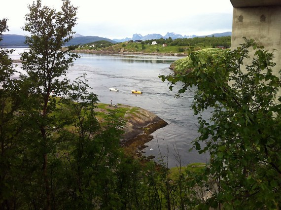 Trotz Vollgas stehen die beiden im Saltstraumen.