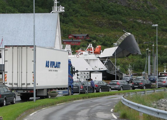 Die Abfertigung unserer letzten Inlandspassage hat schon begonnen als wir eintreffen. 