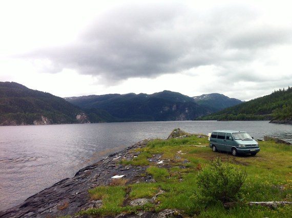 Perfekter Lagerplatz auf einer Landzunge am allerletzten Fjord auf der Route.
