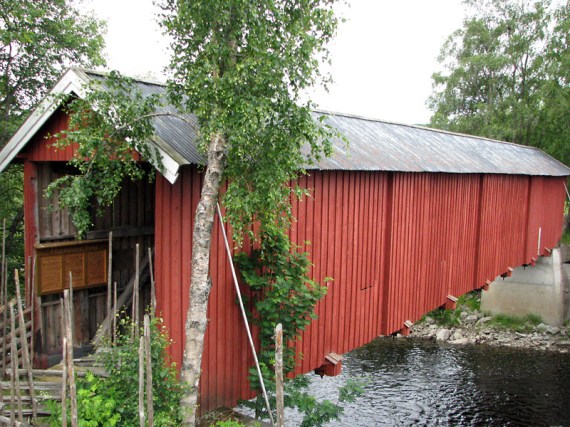 Die Hammarsbrua ist eine der längsten erhaltenen überdachten Holzbrücken ohne Mittelpfeiler. So steht es zumindest auf den Schildern, die am Eingang zu sehen sind. 