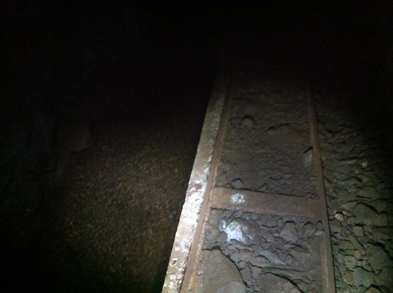 Die Levada, die Felsbrocken, die Gleise. Bin schon bequemer gewandert. 