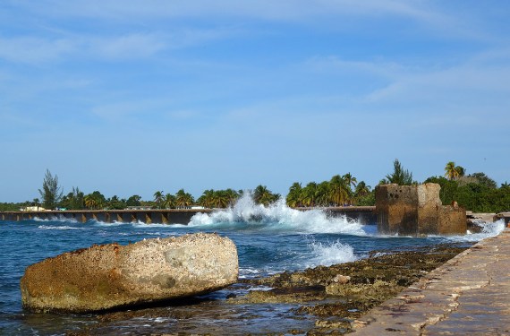 Langsam verfallender Wellenbrecher für den Hotelstrand, Playa Girón
