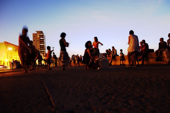 Trommler am Malecón, La Habana