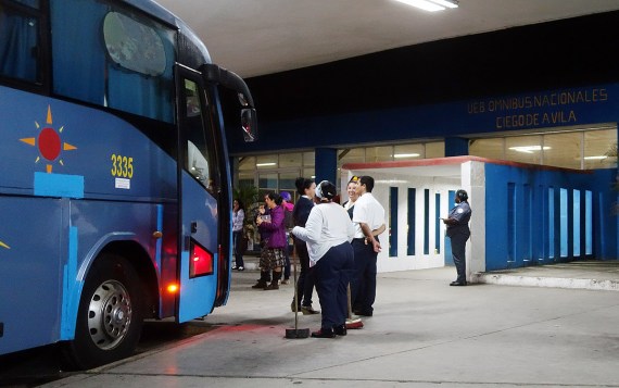 Bus Terminal in der Nacht, Ciego de Ávila
