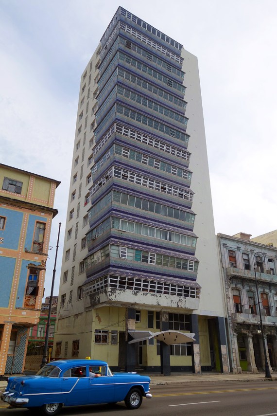 Hochhaus am Malecón, La Habana