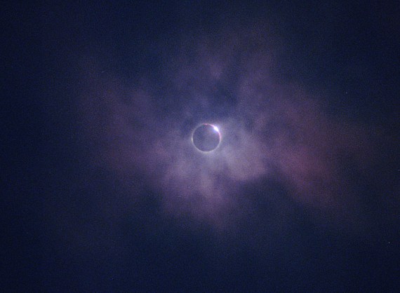 Ich hatte mir fest vorgenommen, die Sonne nicht zu fotografieren. Aber als dann die Schwarze Sonne am Himmel stand, riss ich meine AE-1 hoch und machte dieses Bild frei Hand mit einem 200er Tele.